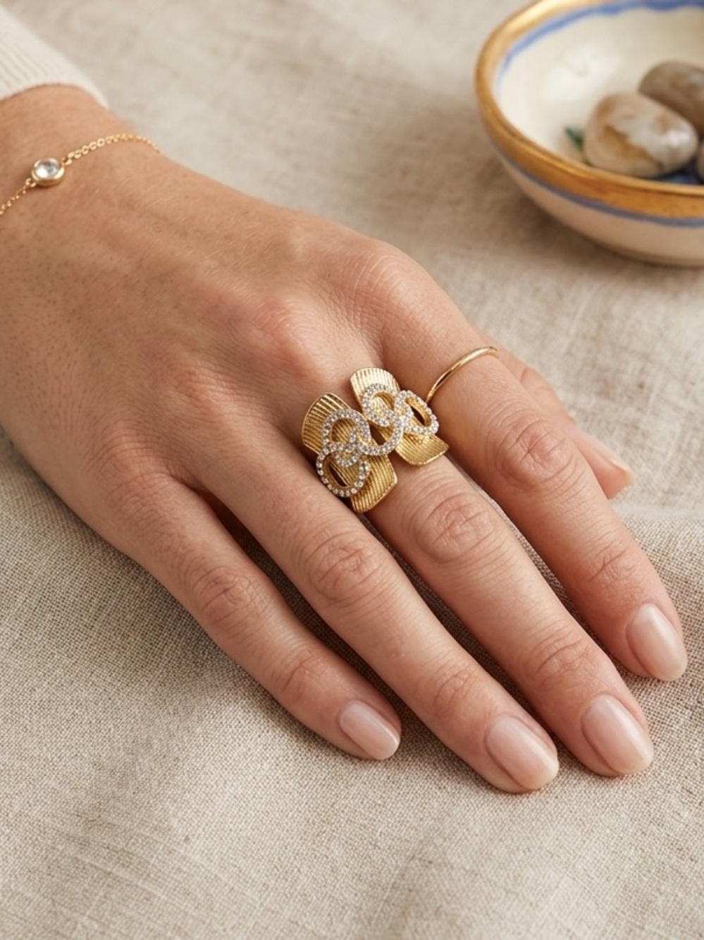 Women’s ring in gold with rhinestones size 7